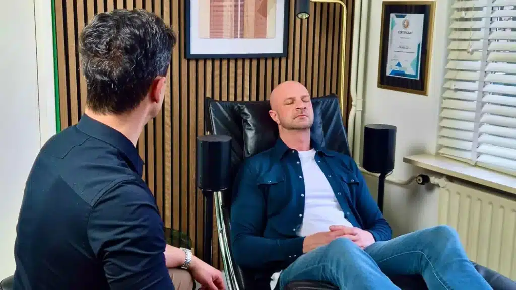 Hypnotherapie sessie bij Hypno Atlas in Boxmeer – cliënt ontspannen in behandelstoel tijdens sessie